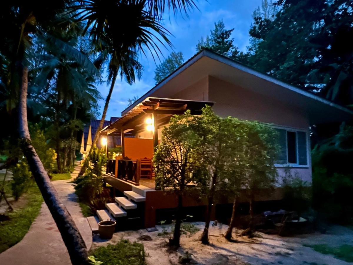 Ao Thong Beach Resort Bang Sak Buitenkant foto