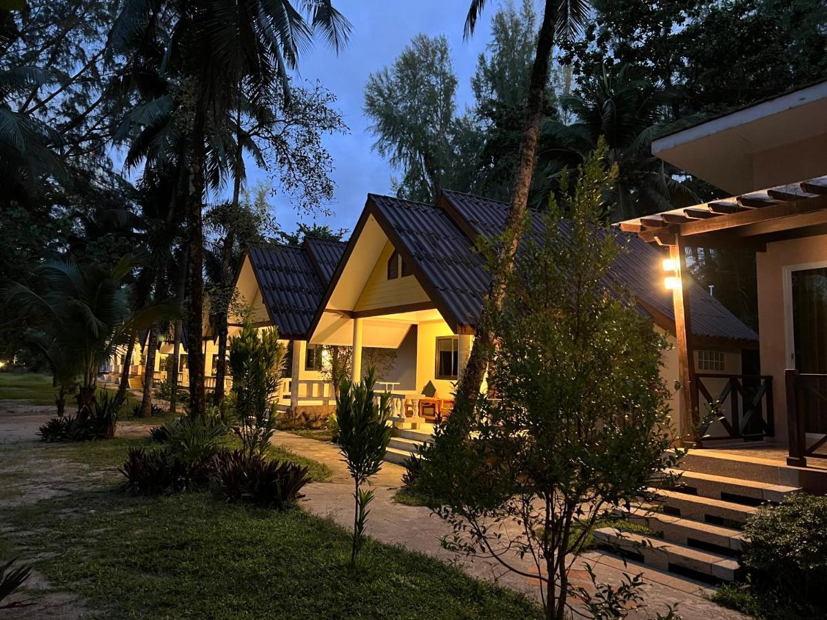 Ao Thong Beach Resort Bang Sak Buitenkant foto
