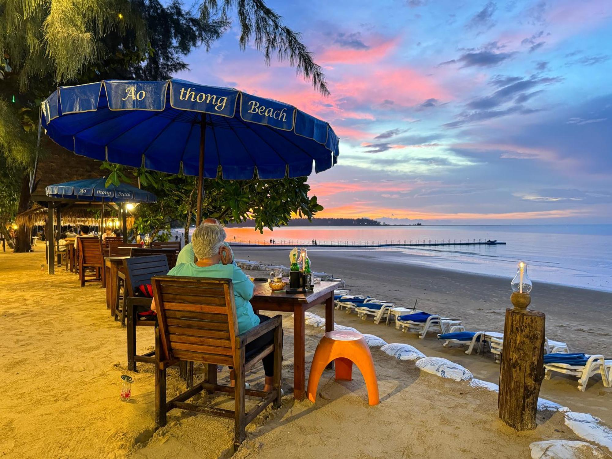 Ao Thong Beach Resort Bang Sak Buitenkant foto