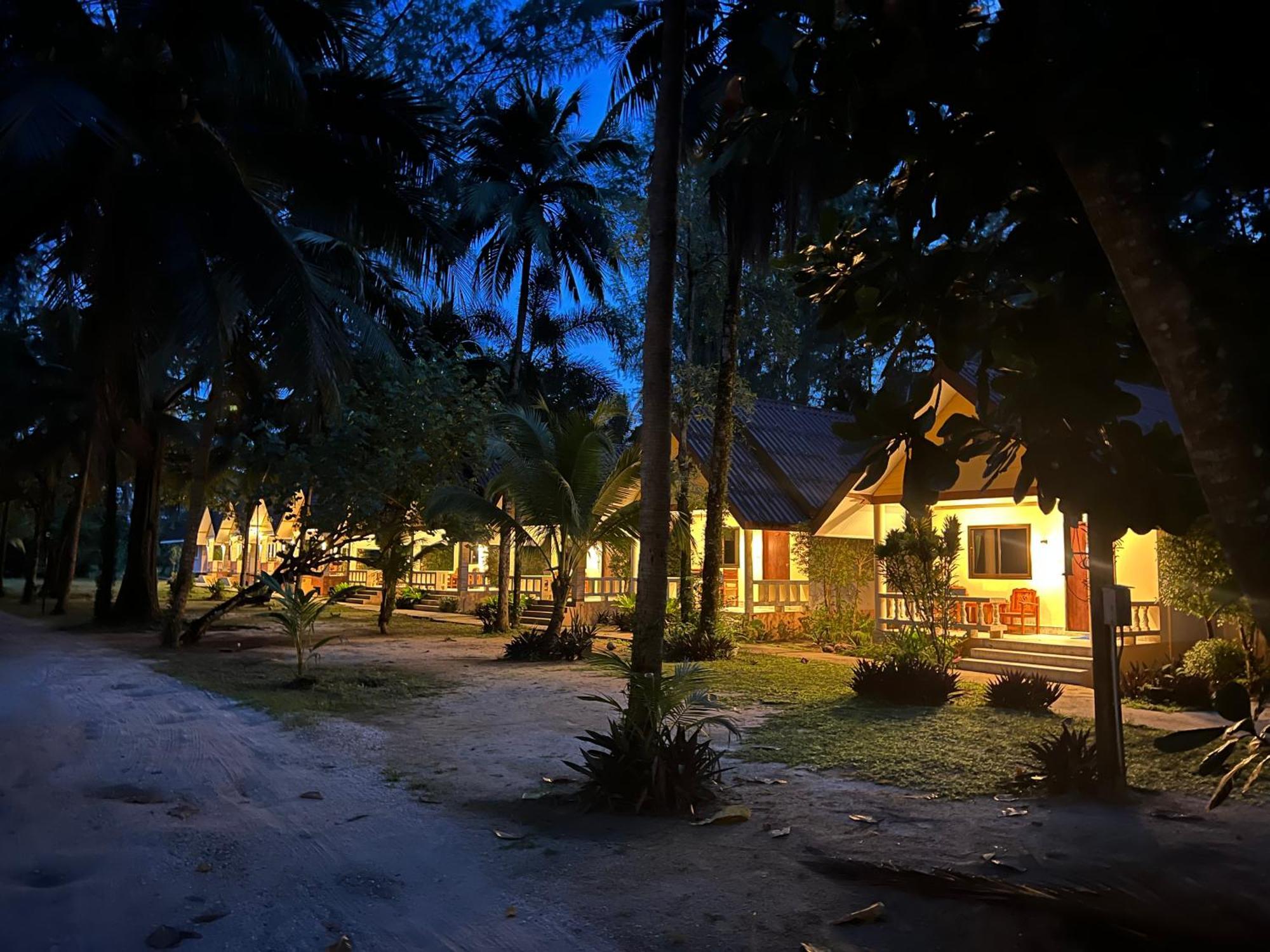 Ao Thong Beach Resort Bang Sak Buitenkant foto