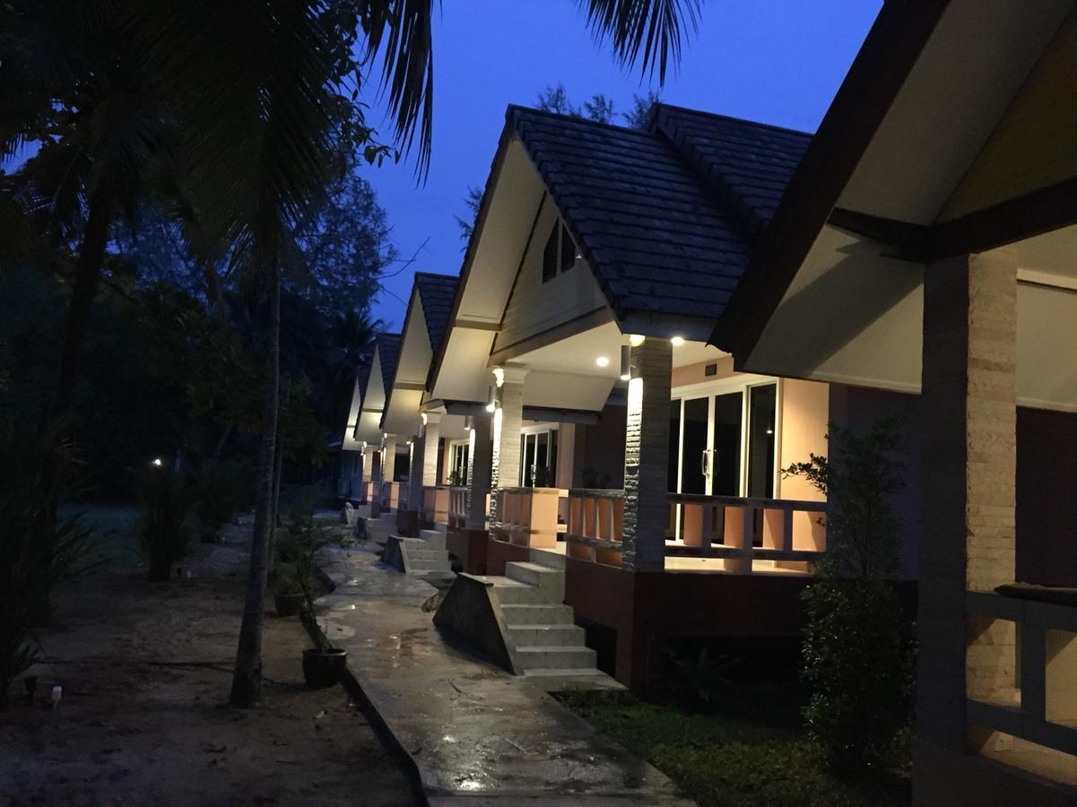 Ao Thong Beach Resort Bang Sak Buitenkant foto